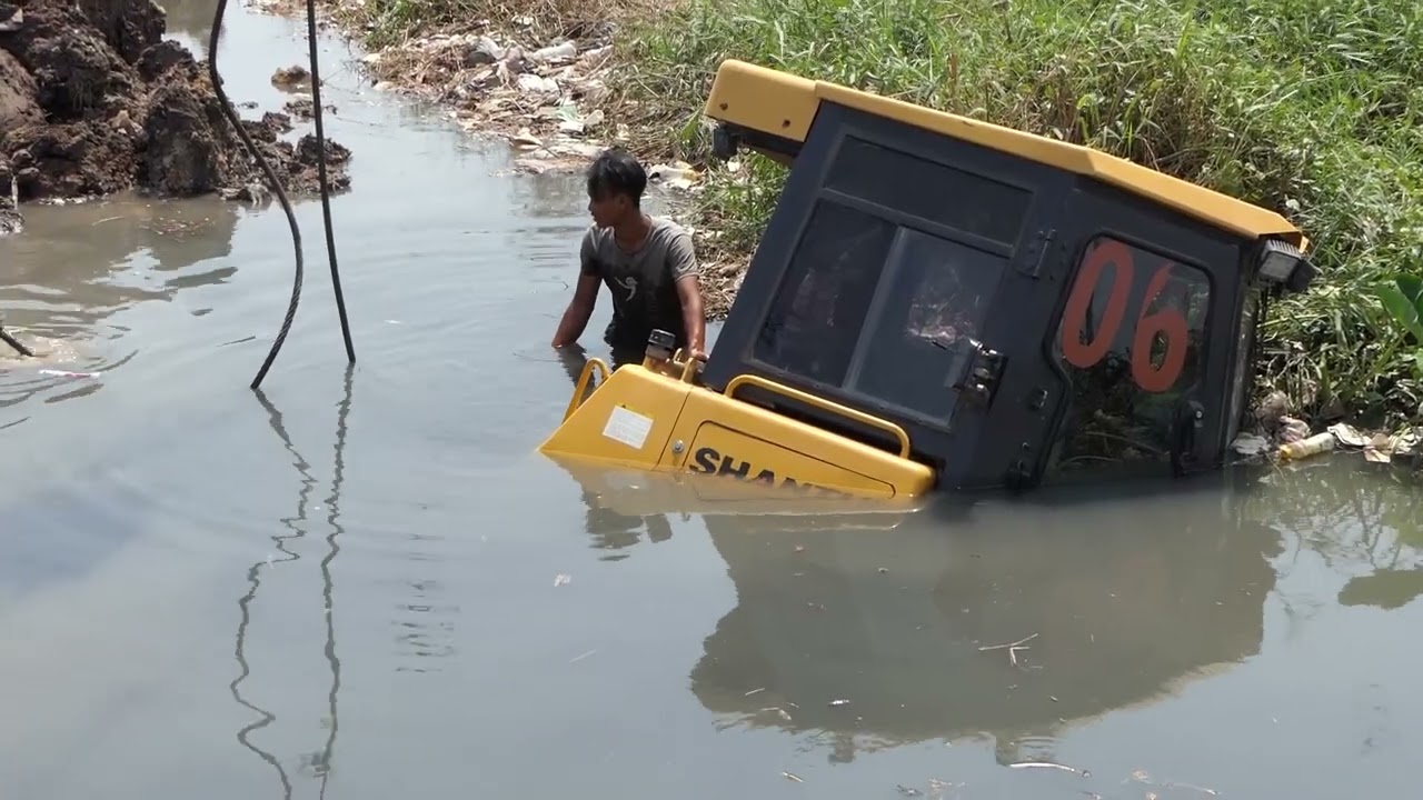 WOW!! 😱 OMG!! EPIC RESCUE Bulldozer Sinks in Deep Muddy Water  80Ton Crane Truck Recovery