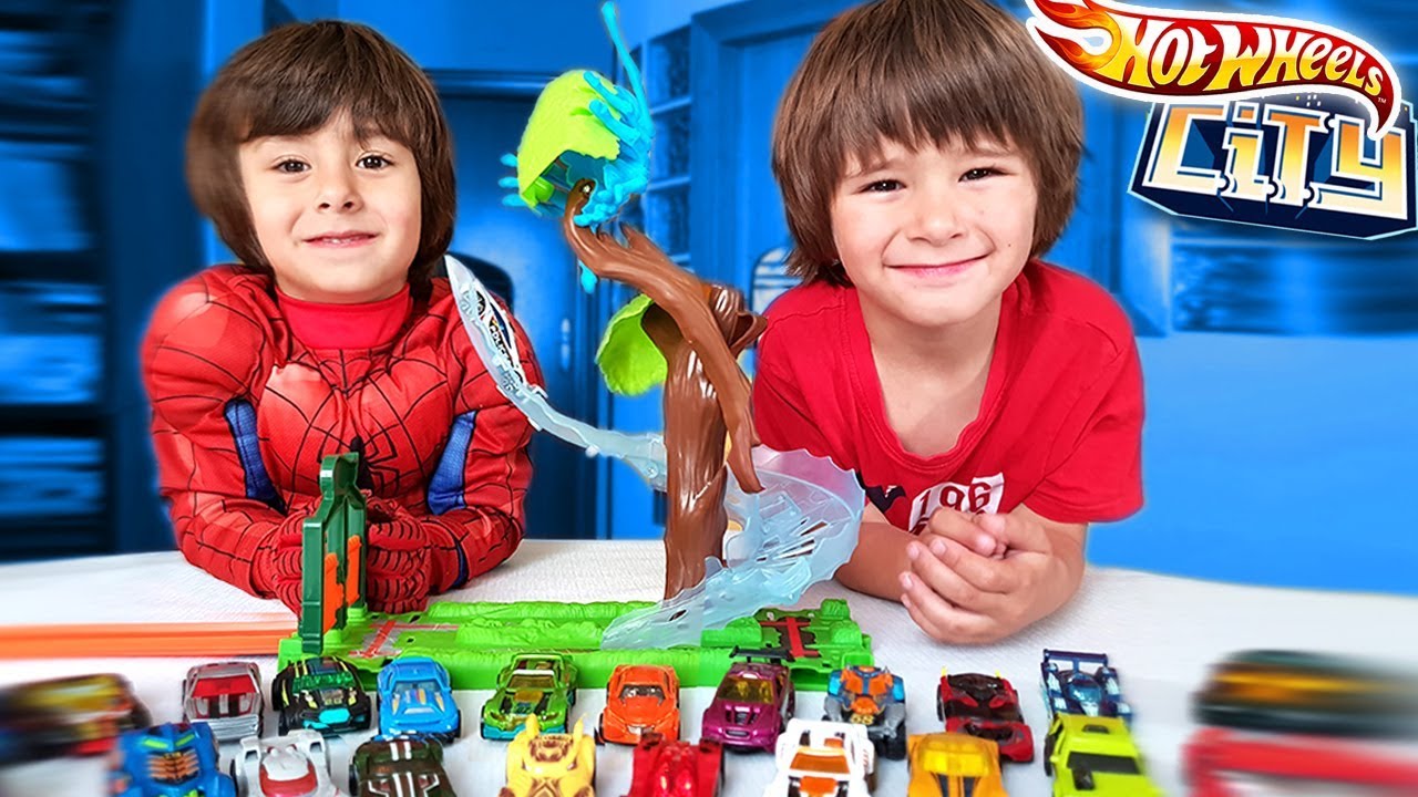 HOT WHEELS CITY 🕷️ ATAQUE EN EL PARQUE DE LA ARAÑA 🕷️EL CHALLENGE DE LA ARAÑA!!
