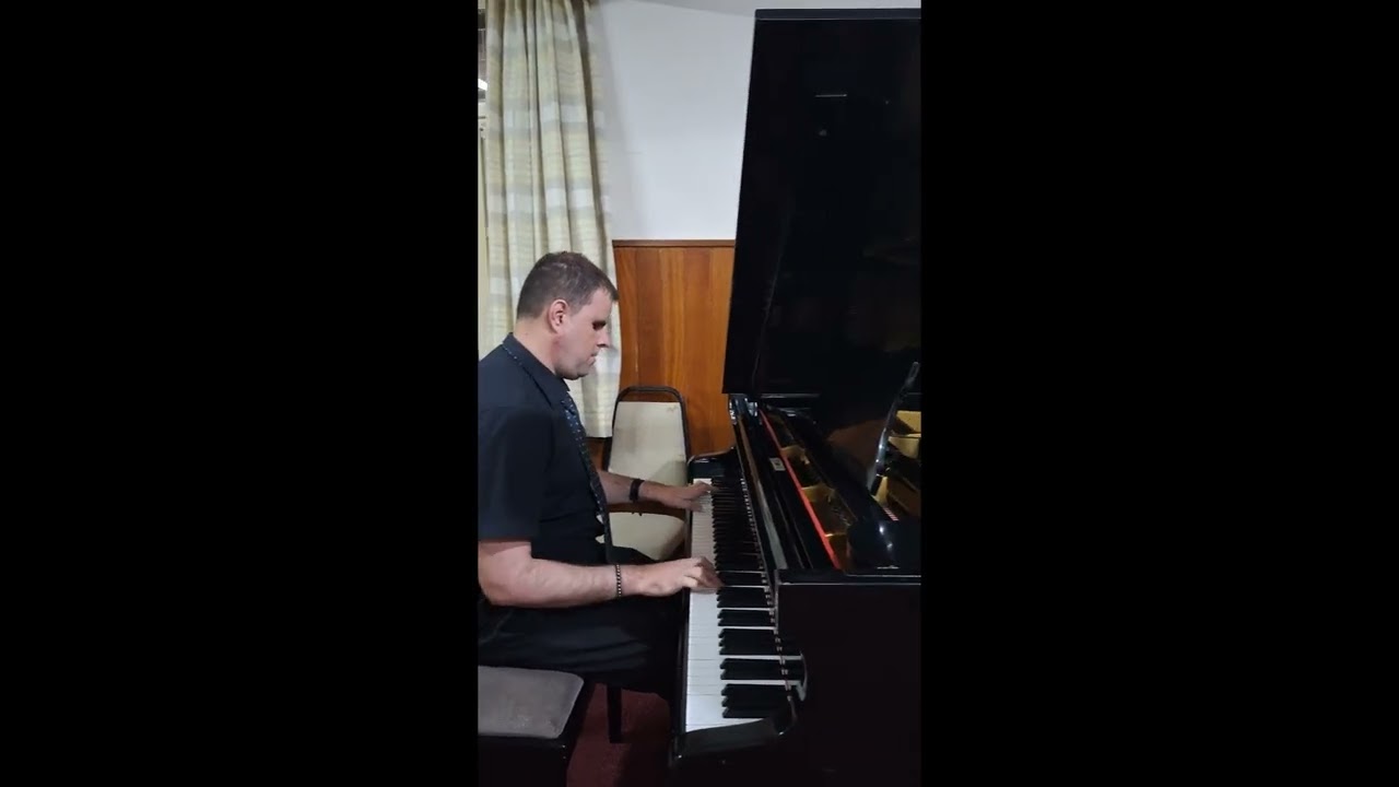 Tocando no piano a música 