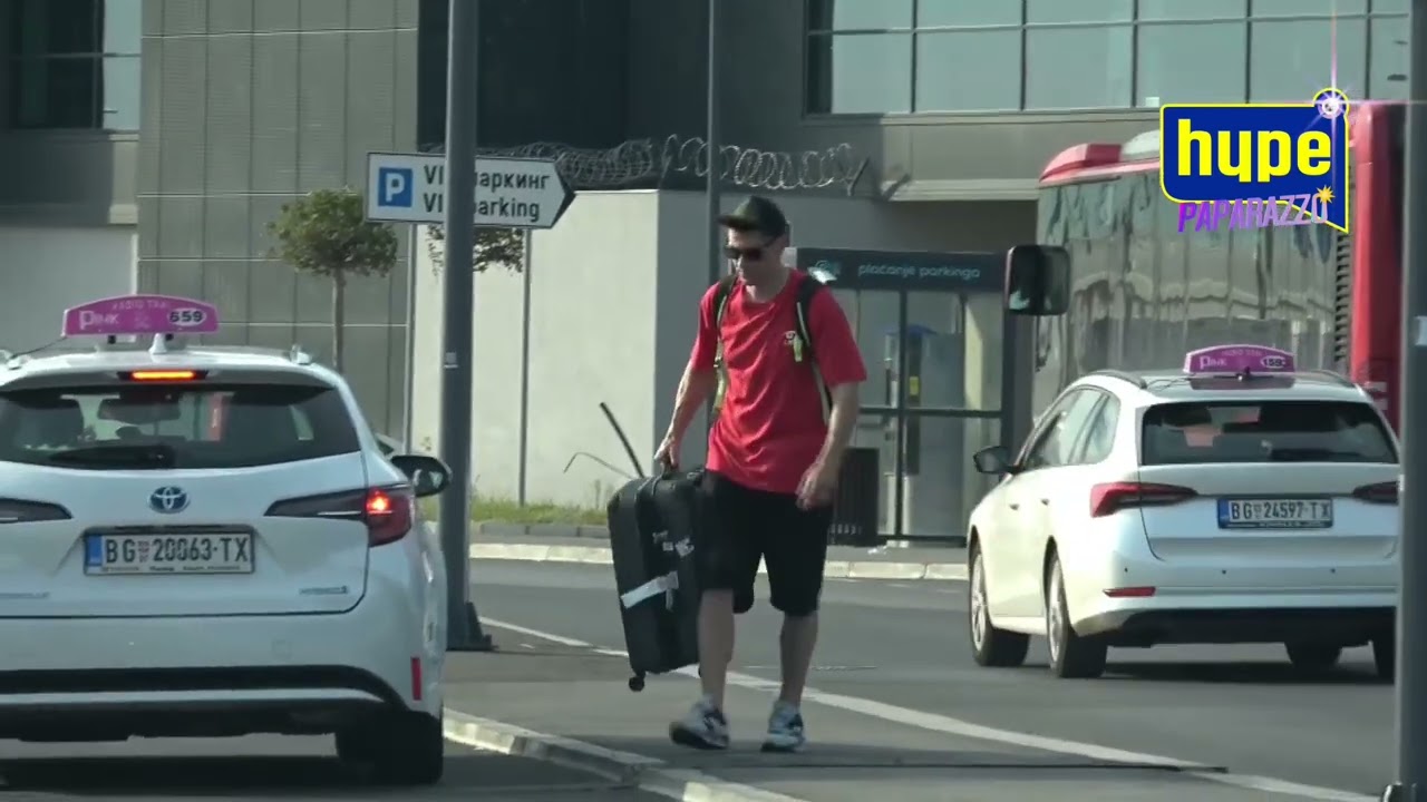 VIKTOR SAVIC NA AUTOBUSKOJ STANICI! Glumac trcao za busom pa ipak seo u taksi!