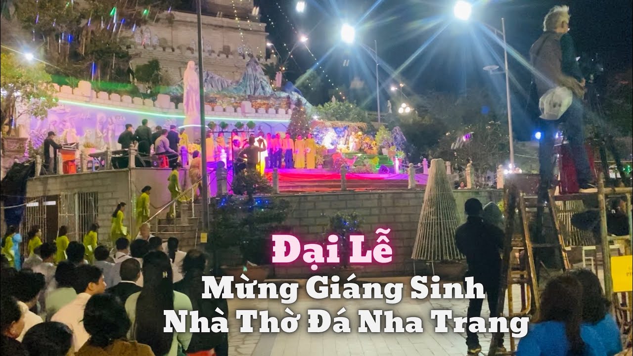 Không Khí Giáng Sinh Đang Đến Rất Gần. Nhà Thờ Đá Mừng Đại Lễ Đón Giáng Sinh. Em Nhỏ Tập Giúp Lễ.