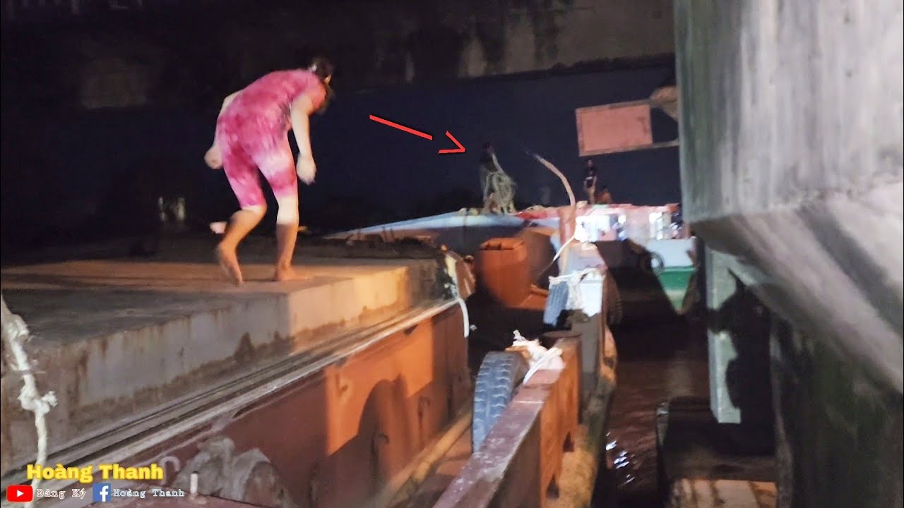Sà Lan Chị Gái Bị Tuột Xuống Do Nước Siết, Sà Lan Khác Kéo Lên