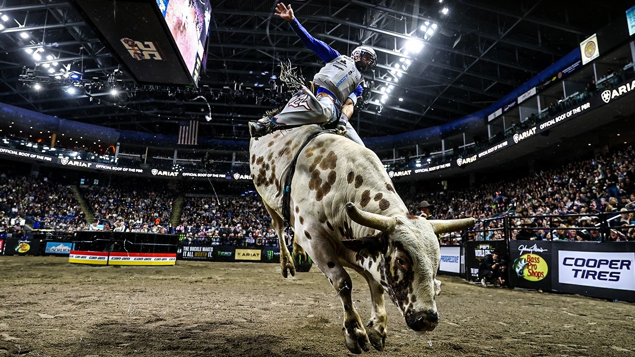 90-POINT RIDE: Leandro Zampollo rides Bex Red Eye for 90.35 points | PBR UTB Highlight
