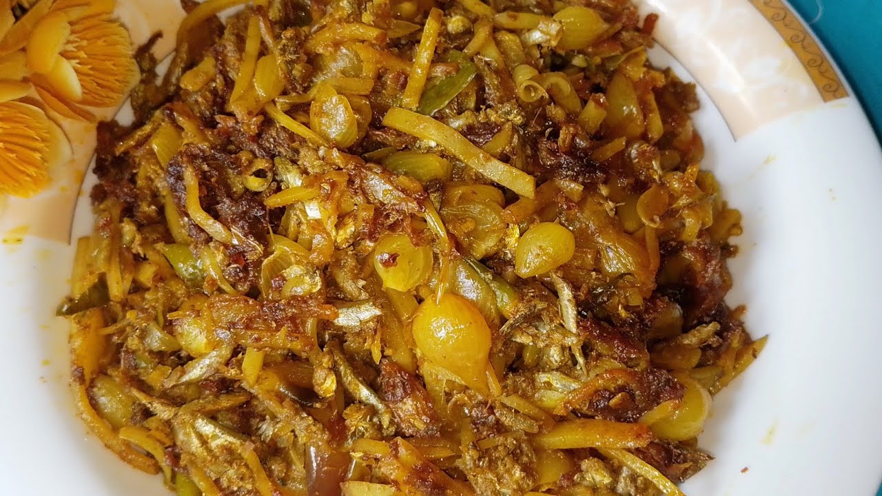 ছোট্ট গুঁড়ো পেঁয়াজ দিয়ে নদীর টাটকা ছোট্ট চাপিলা মাছের চচ্চড়ি ll চাপিলা মাছের রেসিপি ll chapila 