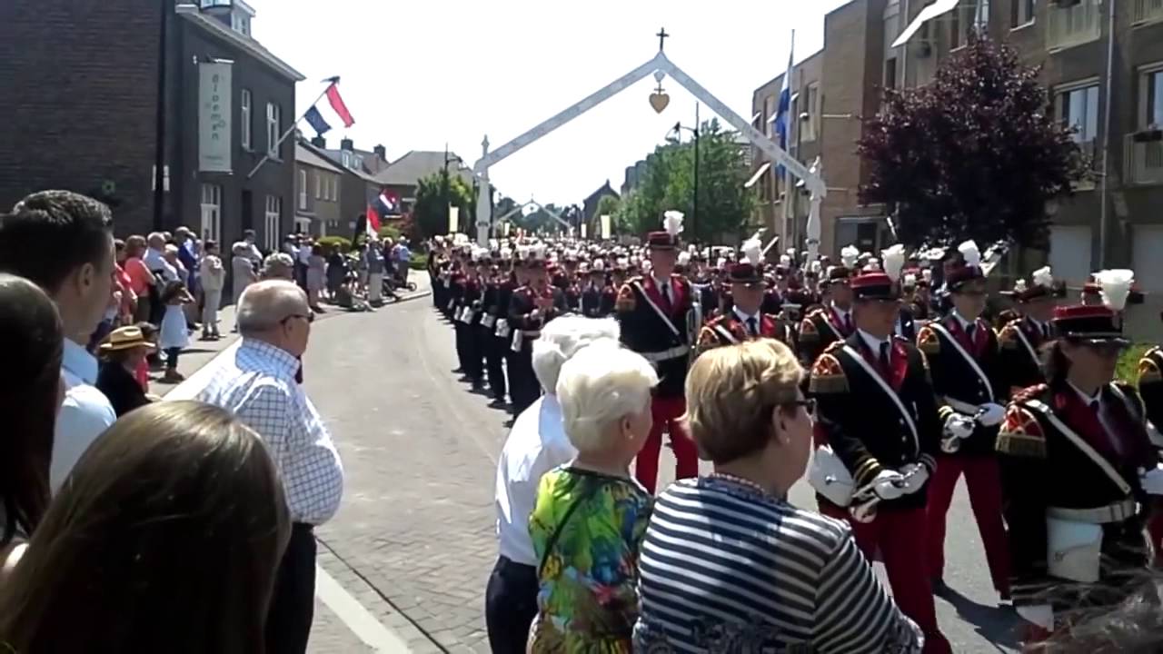 Koninklijke Harmonie Sainte Cécile Eijsden tijdens de Bronkprocessie in Eijsden