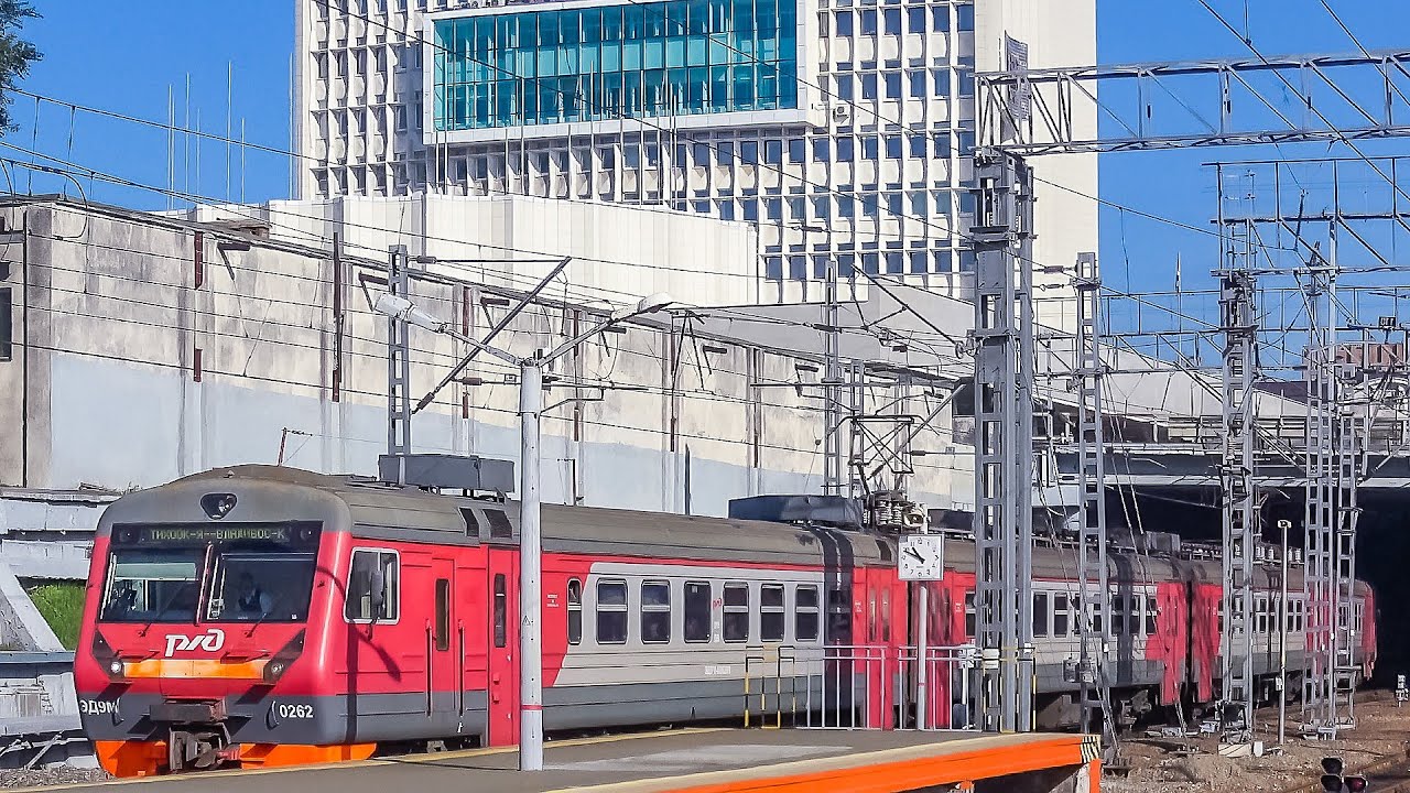 Commuter EMU Train ED9M arrives at Vladivostok/Владивосток. Прибытие пригородного электропоезда ЭД9М