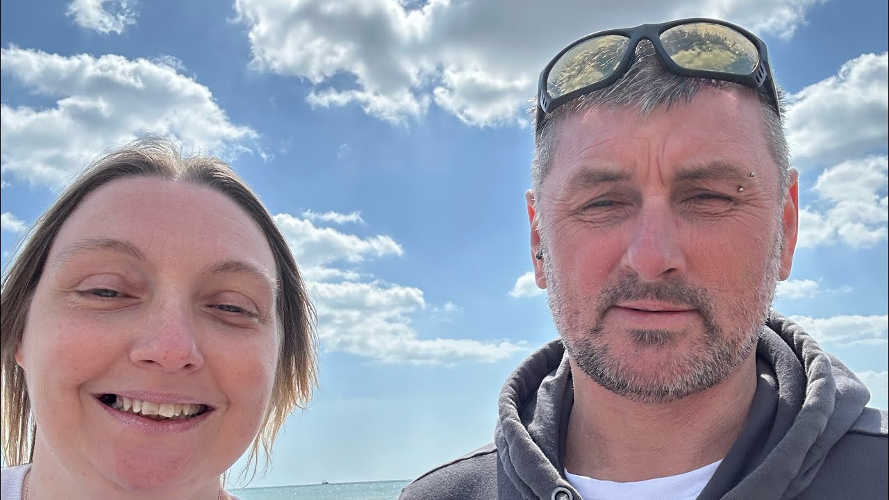 Day 5 at camber sands and the boyfriend arrives!. 🩵 💕 😘 🍀 🌊 ❤️ (not my music) 🎵 🍦