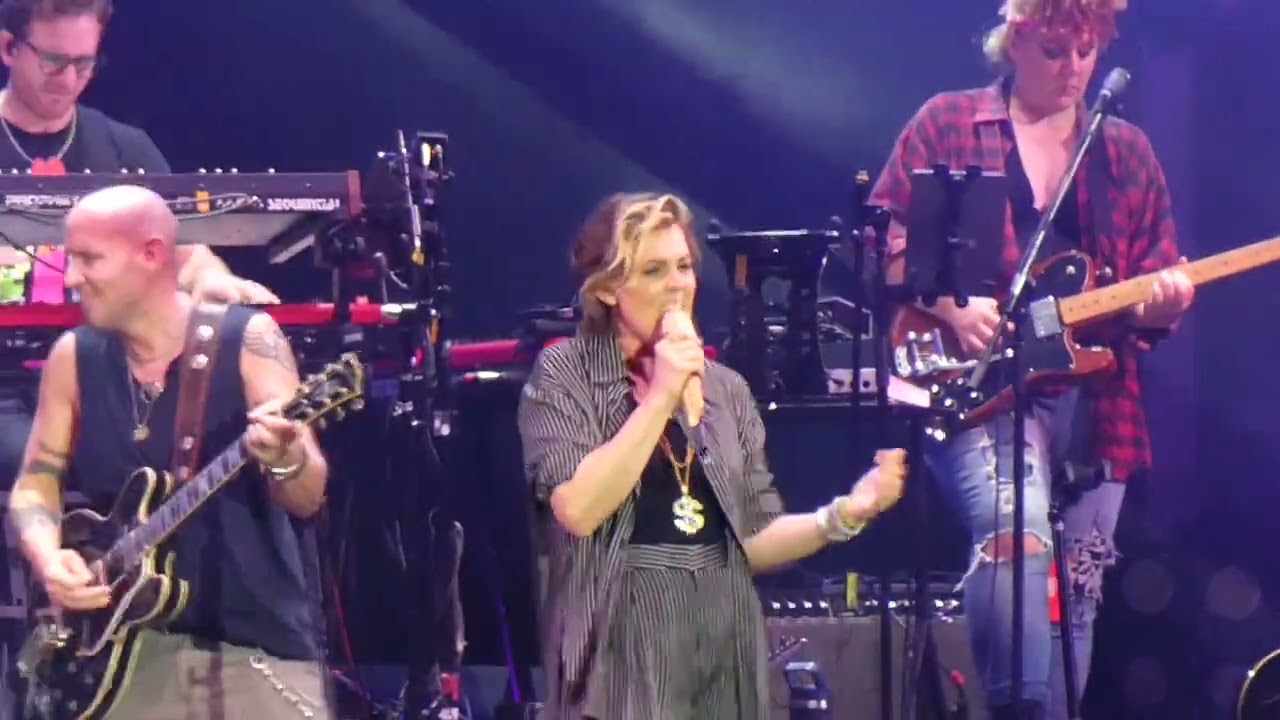 Brandi Carlile sings 'It's All Coming Back to Me Now'