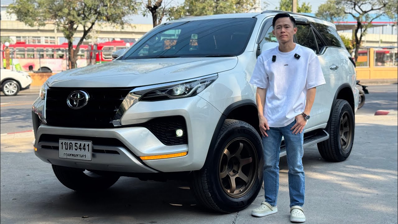 TOYOTA FORTUNER 2.4 V 2020 สีขาว มือเดียวราคา 959,000 บาทไมล์ 90,000 กม.