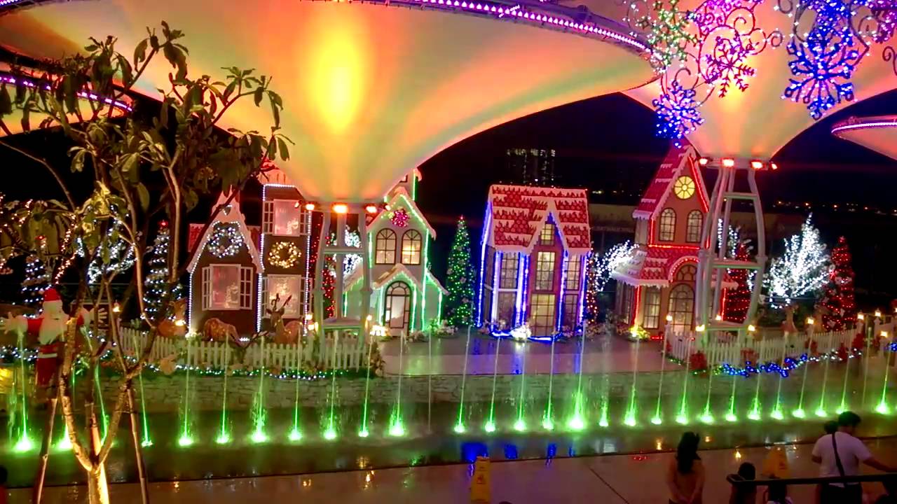 Baywalk Mall Pluit, air mancur dan dekorasi berkonsep natal