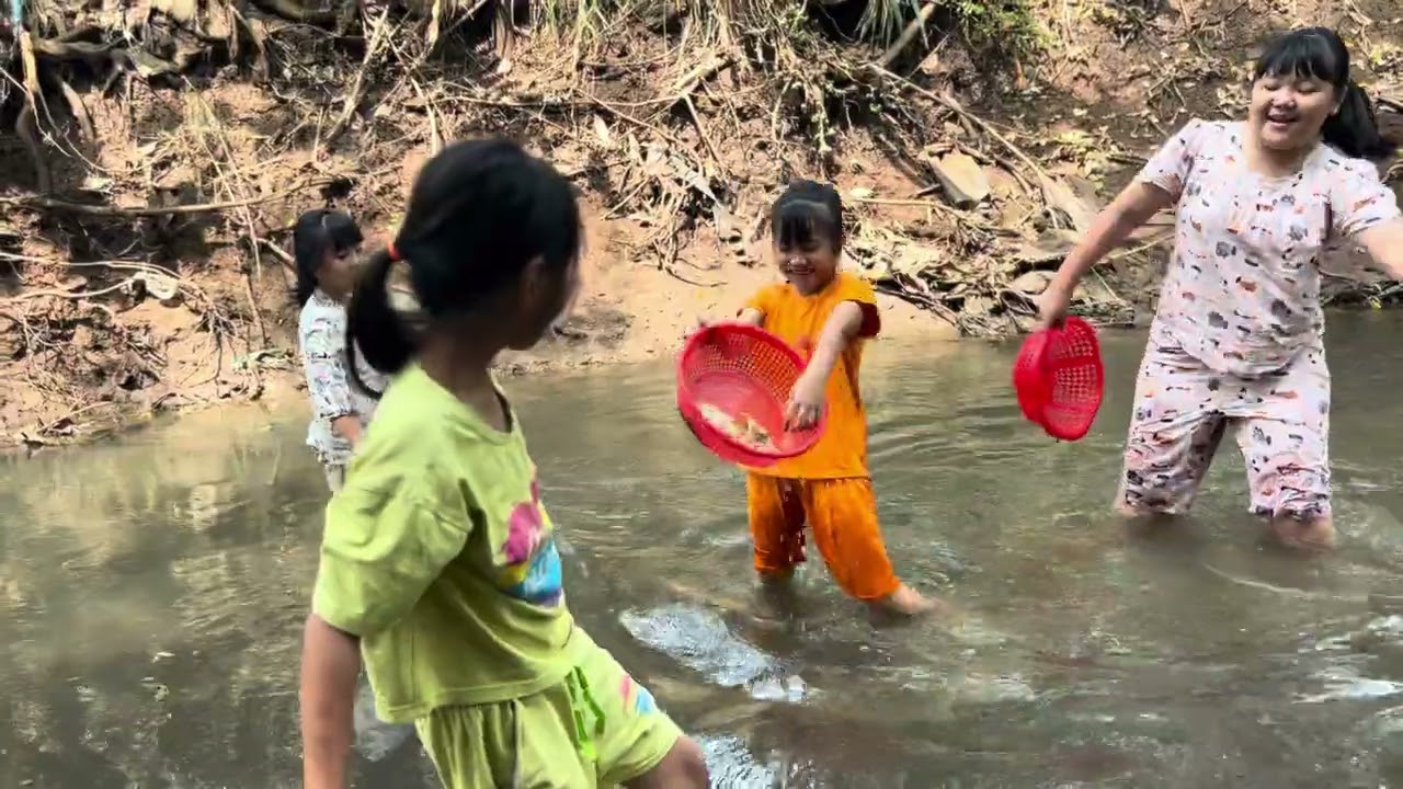 4Chị Em Ra Suối Đãi Hến.