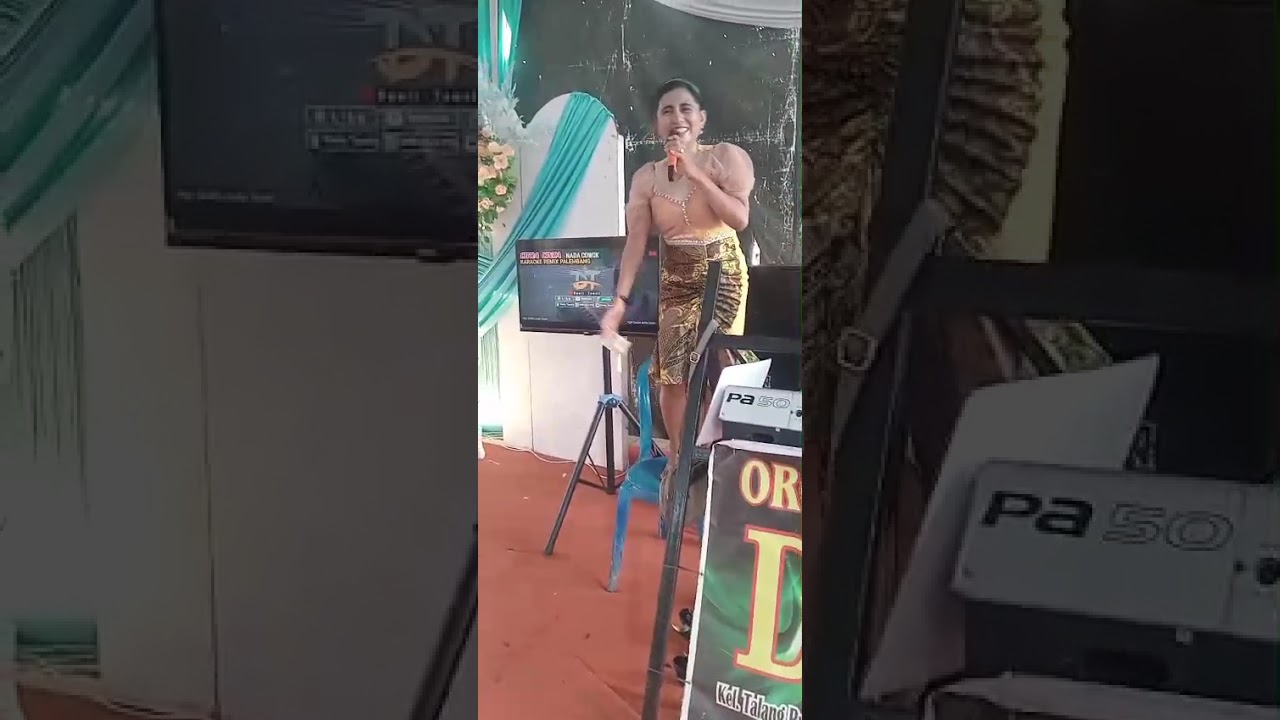 @menghibur diri dan para undangan