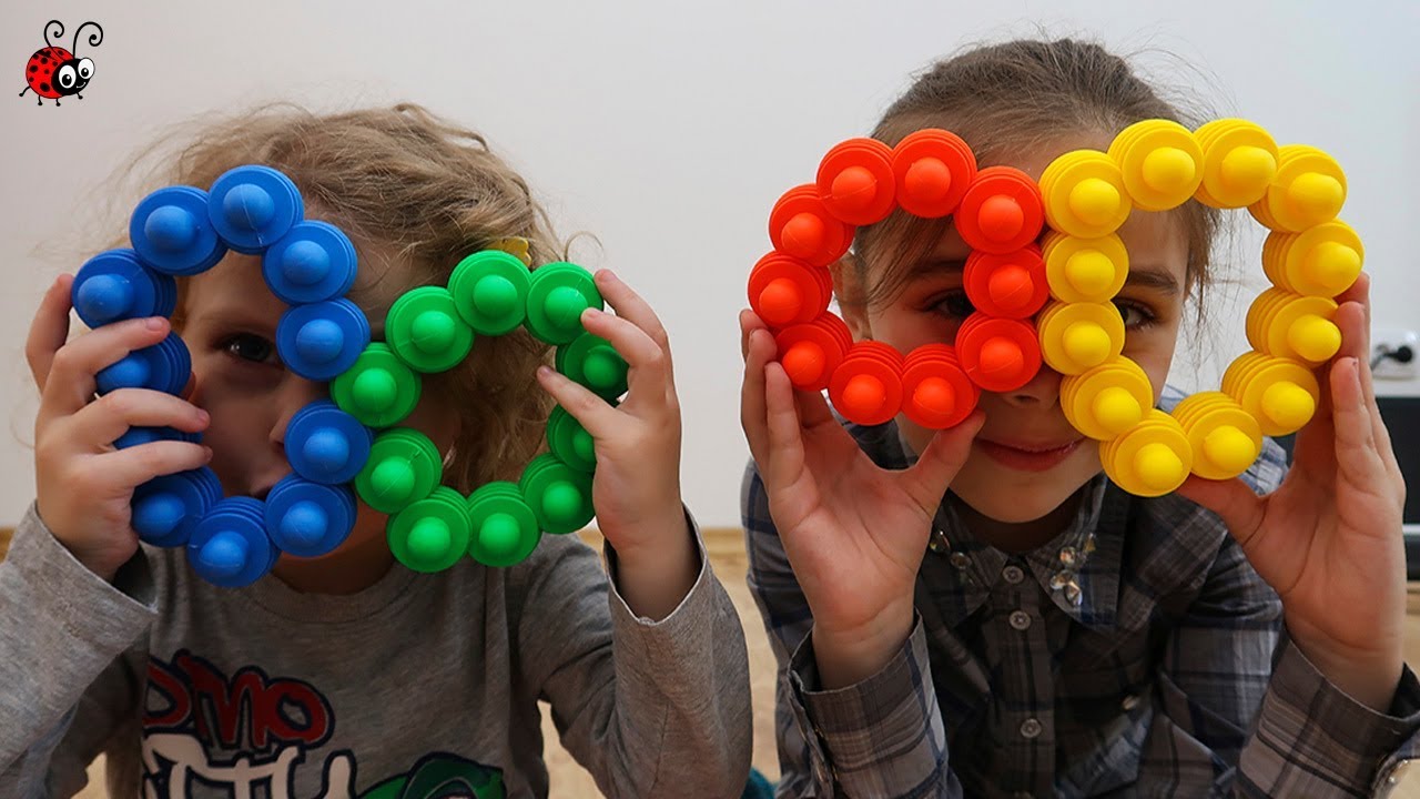Ne jucam cu un Constructor Neobisnuit | Invatam culorile | Video educativ