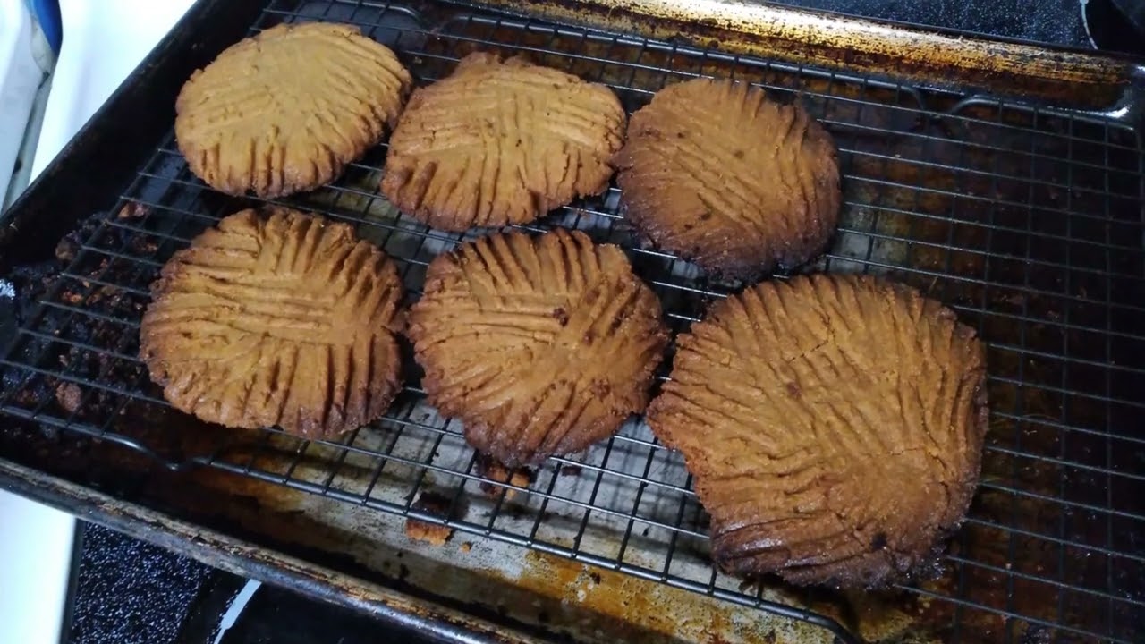 Here's a BETTER VIEW of the PEANUT BUTTER COOKIES from yesterday too 😋