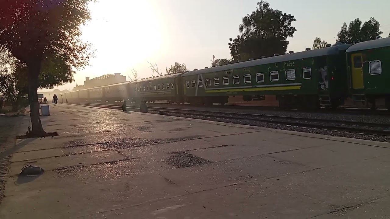 27Up Shalimar Express SadikAbad RailwayStation sa Pass ho Rahe ha,