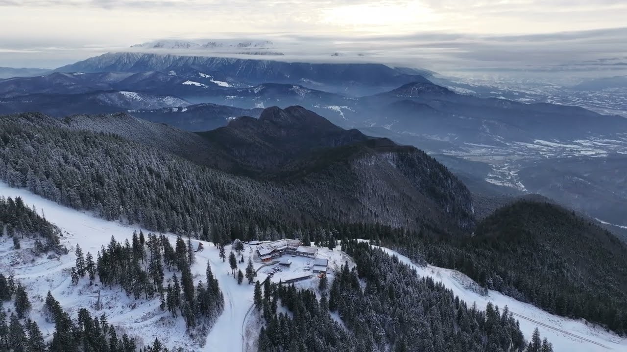 Explorați magia Munților Bucegi și a Cabanei Postavaru dintr-o perspectivă spectaculoasă!