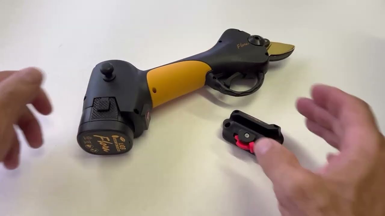 Agritec - FAST CLIP innovativo sistema di posizionamento degli elettroutensile sulla cintura.