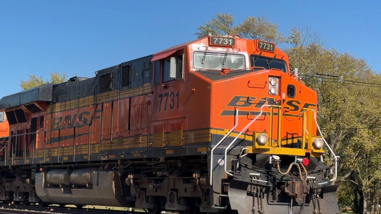 Eastbound BNSF #7731 & 7402. In Avon IL on 10/20/25