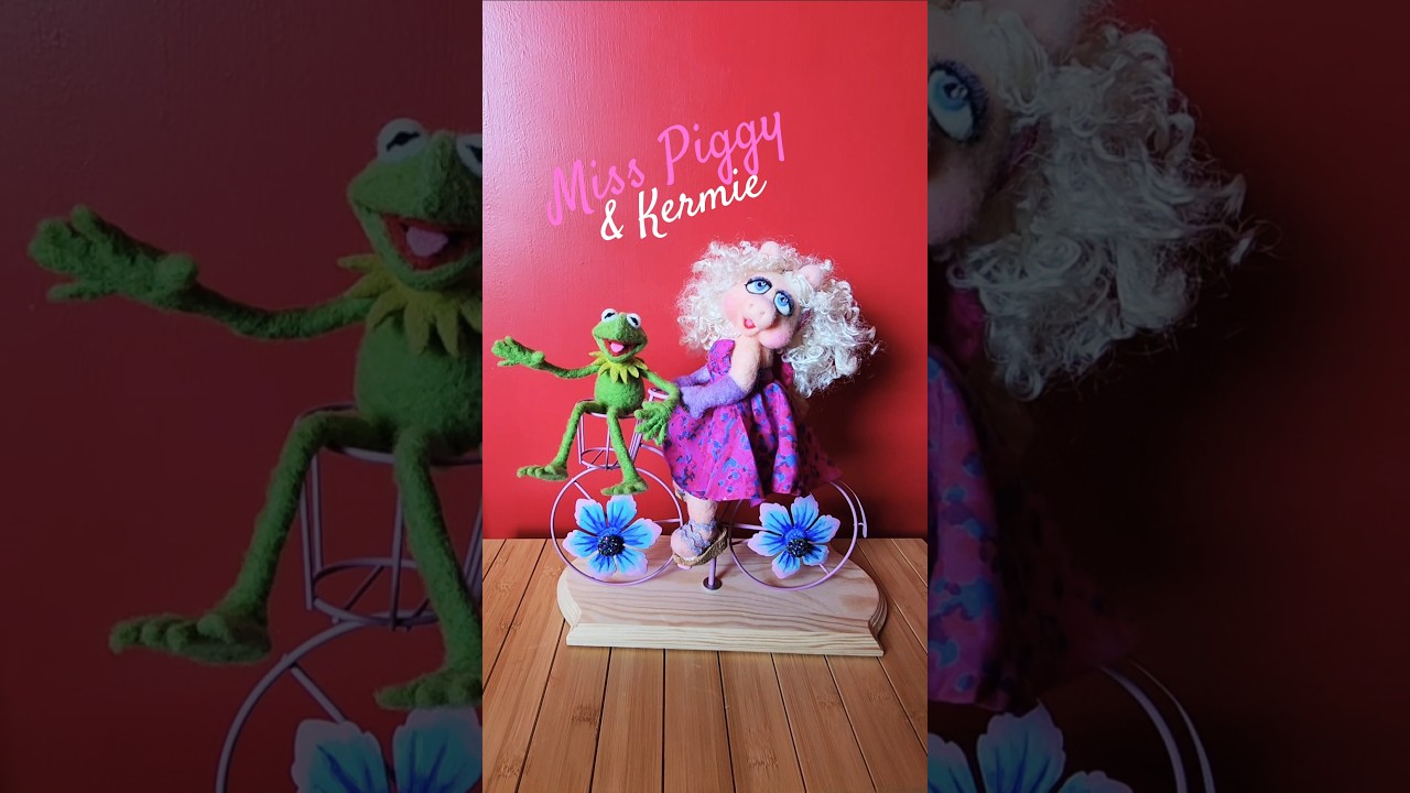 Miss Piggy and Kermit the Frog needlefelt sculpture #themuppets
