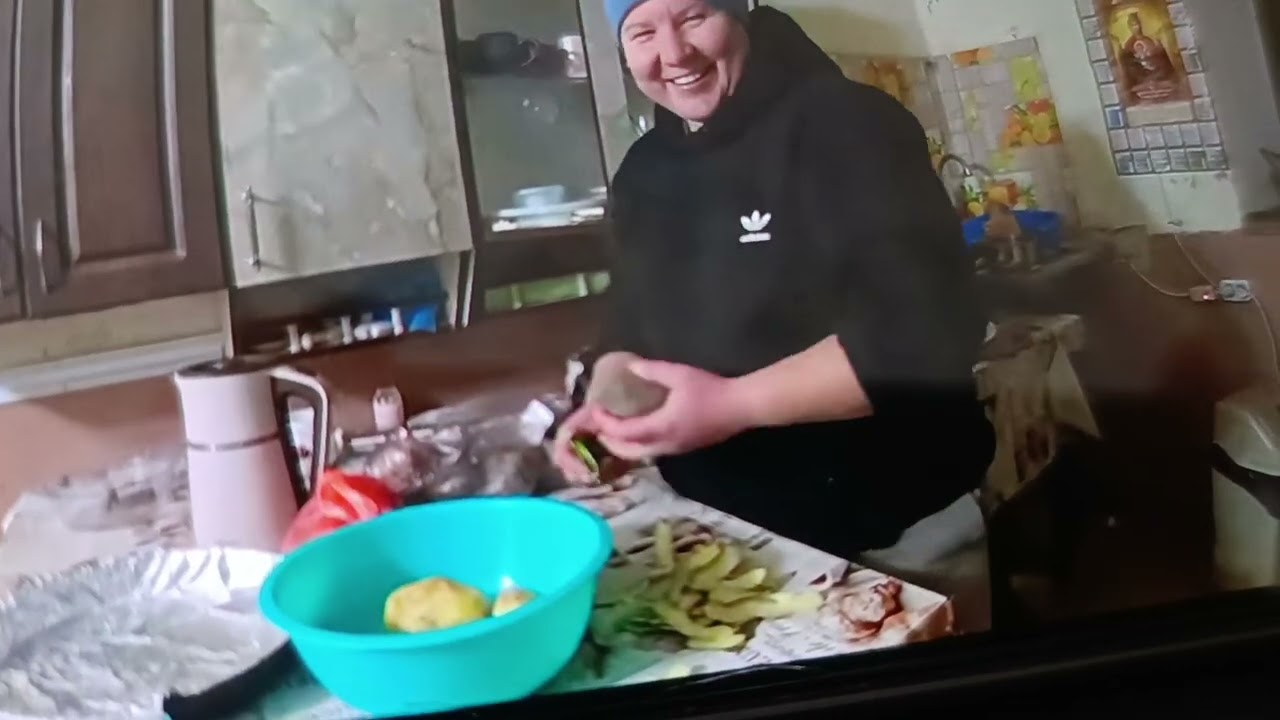 Мачо готовит ужин своей малышке, запечённые картошки. Поддержите и лайк. 