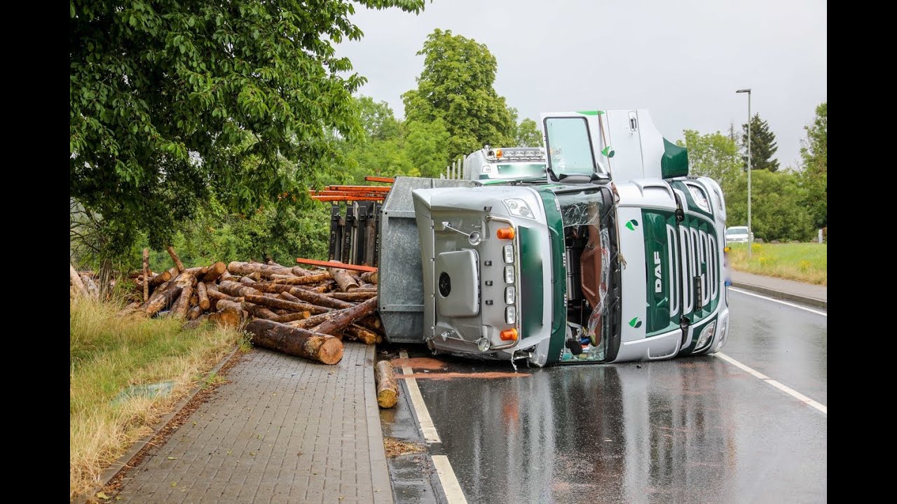 Trümmerfeld nach Lkw-Unfall - Vorbildlicher Ersthelfer klettert ins Führerhaus