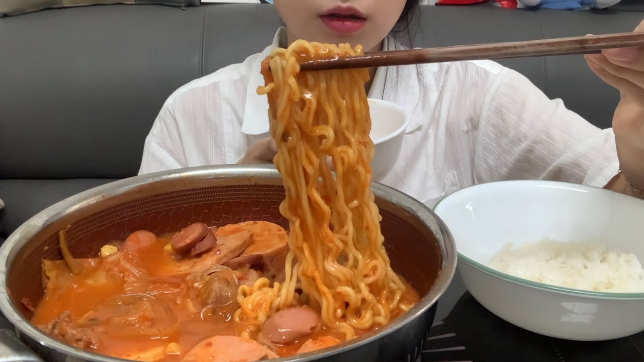 [이브로만 먹방] 구독자100명 기념 넣고 싶은 재료 다 넣고 부대찌개 먹방(?) 