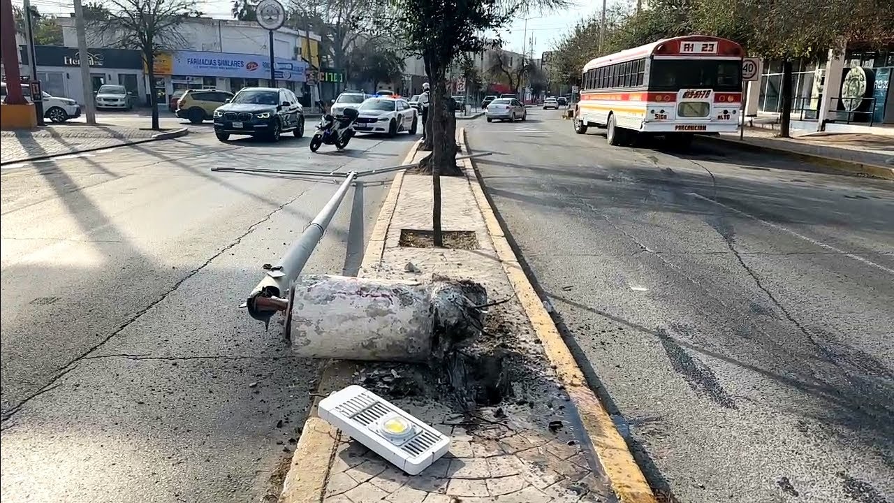 Pesera tumba poste en la av Álvaro Obregón de la col jardín en Matamoros Tamaulipas 4-Feb-26 