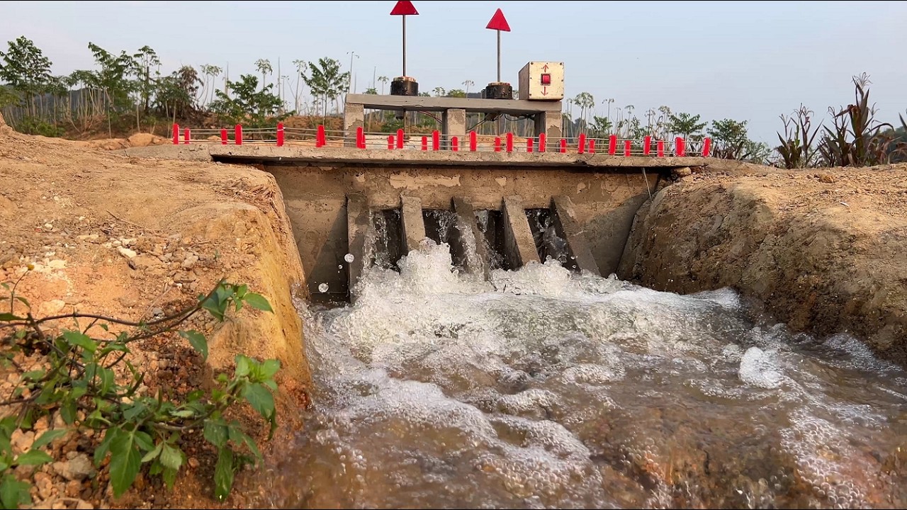 Mini  Dam Construction With Four Gates Water Discharge