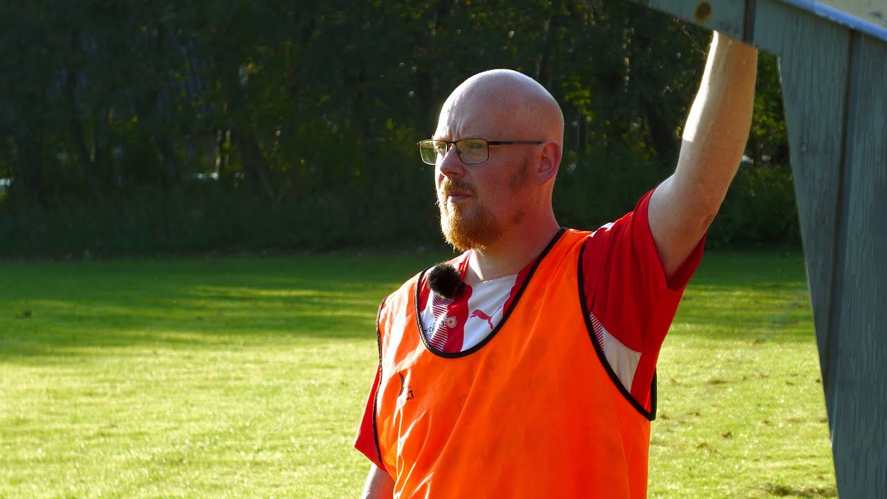 Brian er træner for et af Jyllands dårligste fodboldhold
