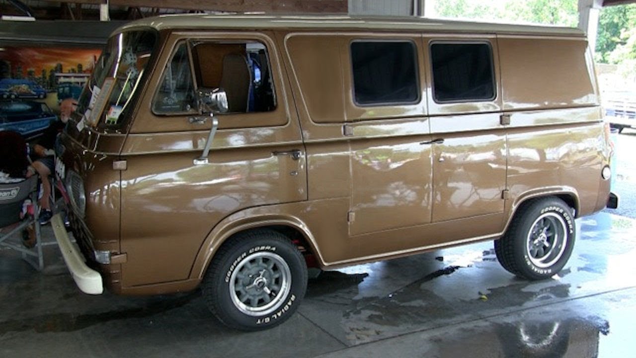 Джим Балджер демонстрирует свой фургон Ford Econoline 1965 года. Старое золото.