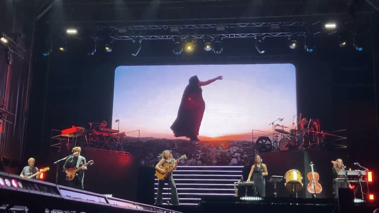 Amaral - Ahí estas y fin de concierto (Palacio de Deportes Carolina Marín, Huelva, 01/11/2025)