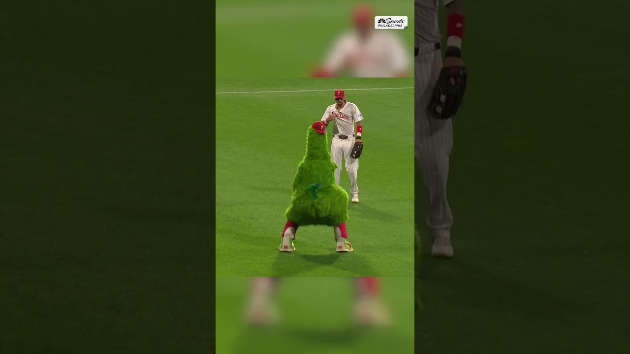 Phillie Phanatic's gone streaking again 😳 and Casty tried to help out 😂