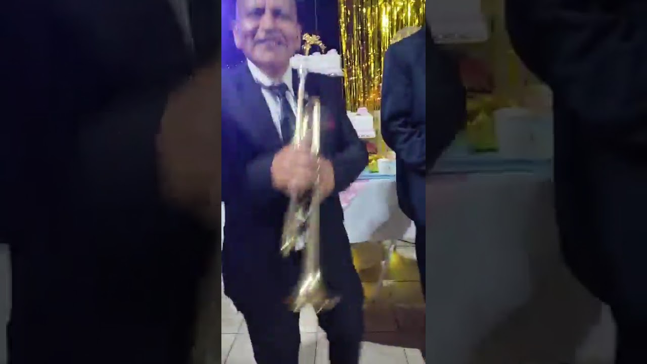 Así disfruta la cumpleañera con banda hasta las 6