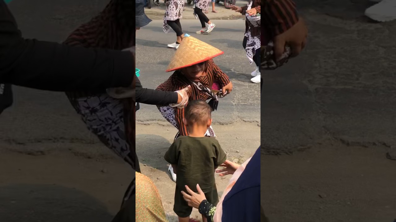 Ikut joget malah dapet jajan #pawai #kirabbudaya #karnaval #karnival #ogohogoh #joget #kirab
