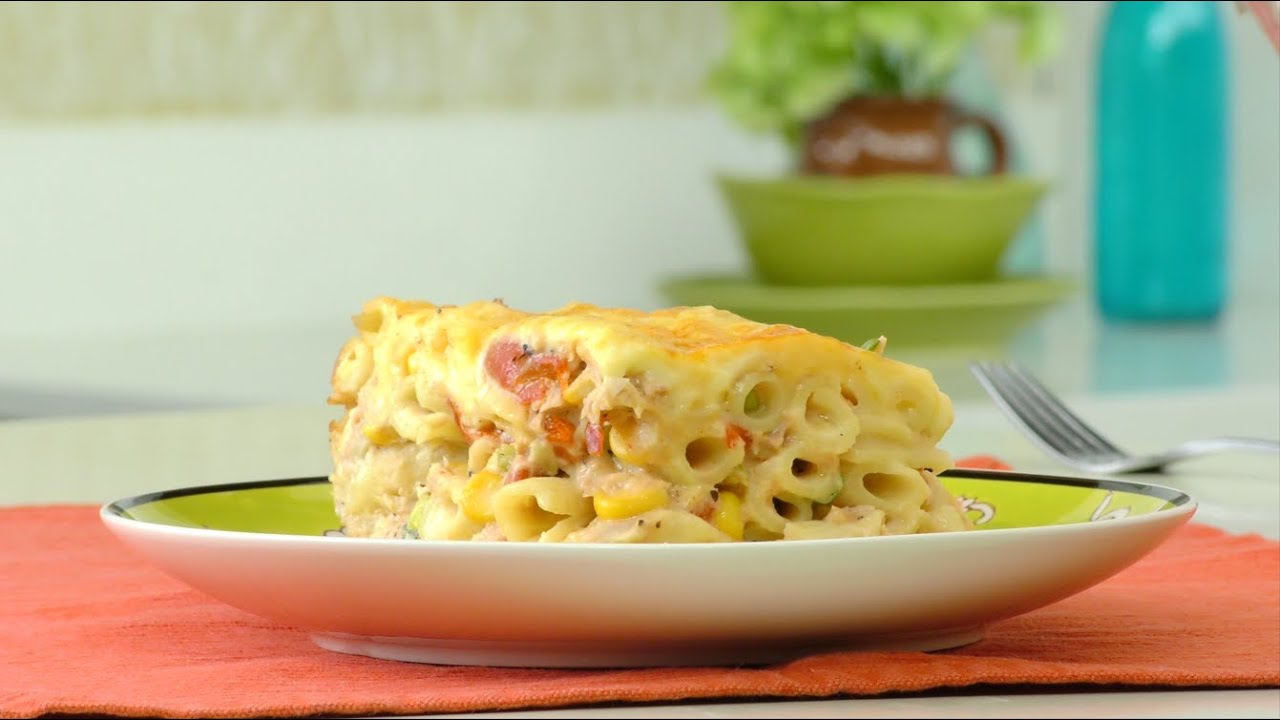 Pastel de macarrones, atún y maíz gratinados con queso