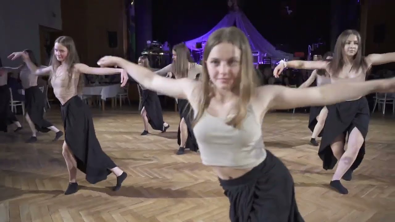 taneční obor ZUŠ Strážnice na plese ZŠ Školní