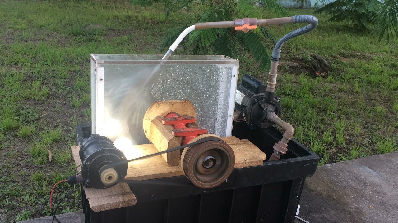 TURBINA PELTON GERANDO ENERGIA E ACENDENDO LAMPADA