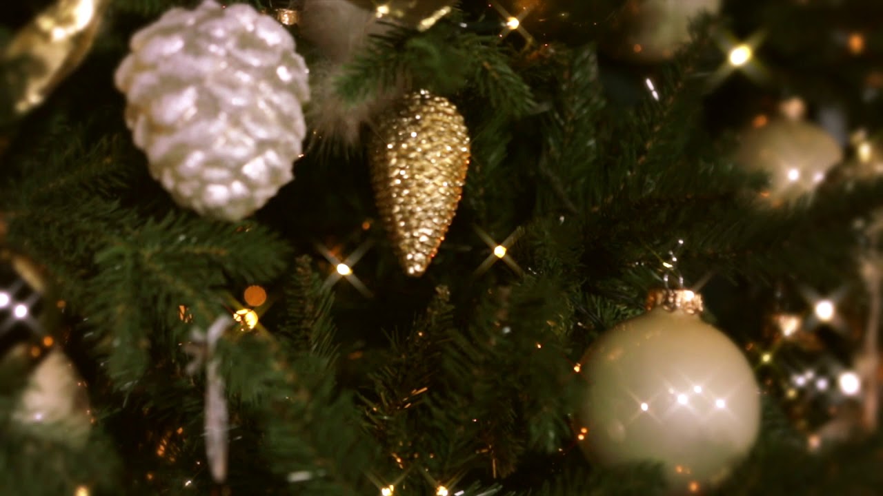 Kerstboom Excellent Trees Ulvik gedecoreerd met Decosy kerstballen Pine Green, Champagne en Gold
