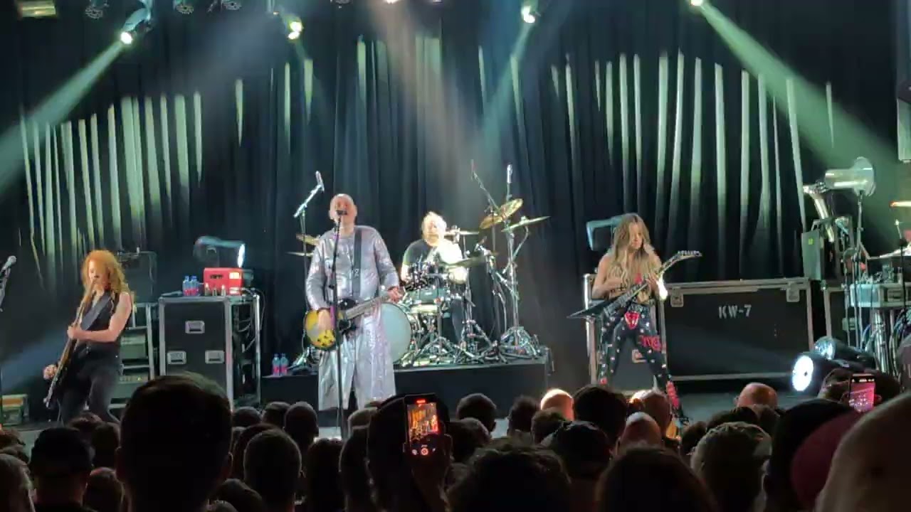 Melissa Auf der Maur joins Billy Corgan for encore -  Montreal 13/06/2025