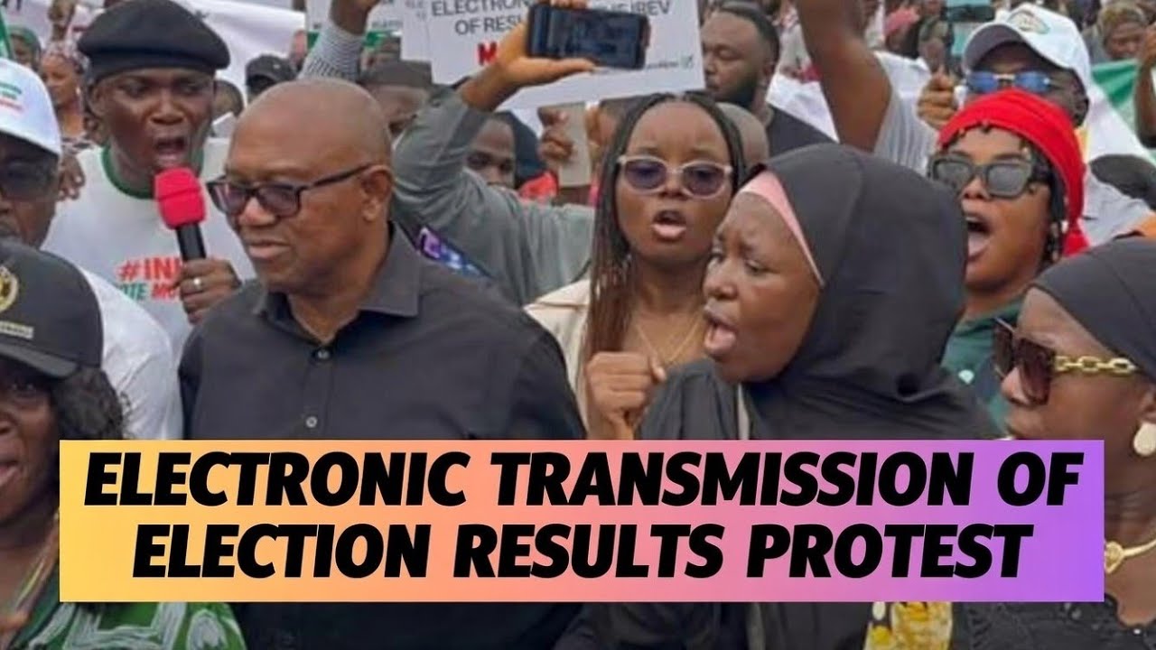 Питер Оби возглавляет протест у здания Национальной ассамблеи Нигерии.