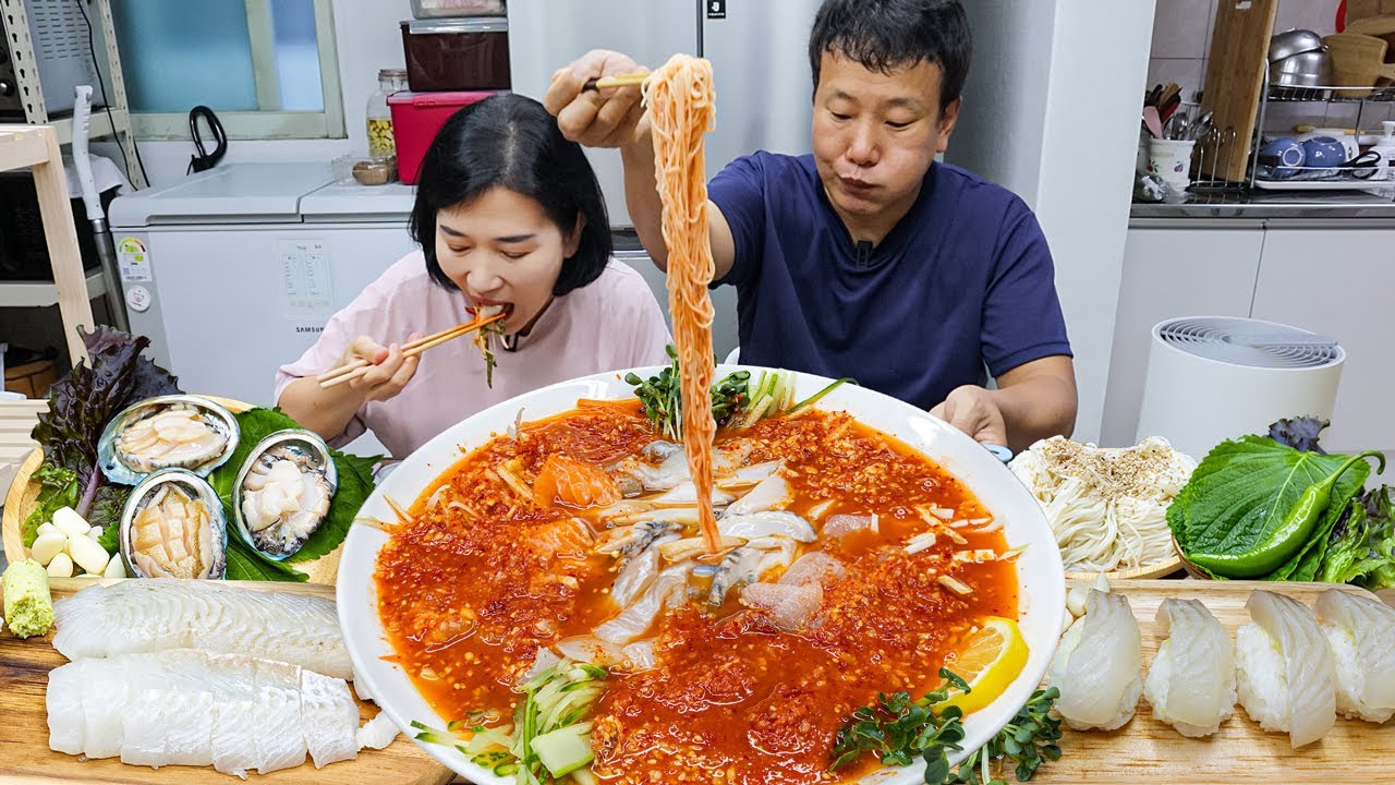 Mulhoe (холодный суп из сырых морепродуктов и рыбы), нарезанная сырая камбала, суши МУКБАНГ