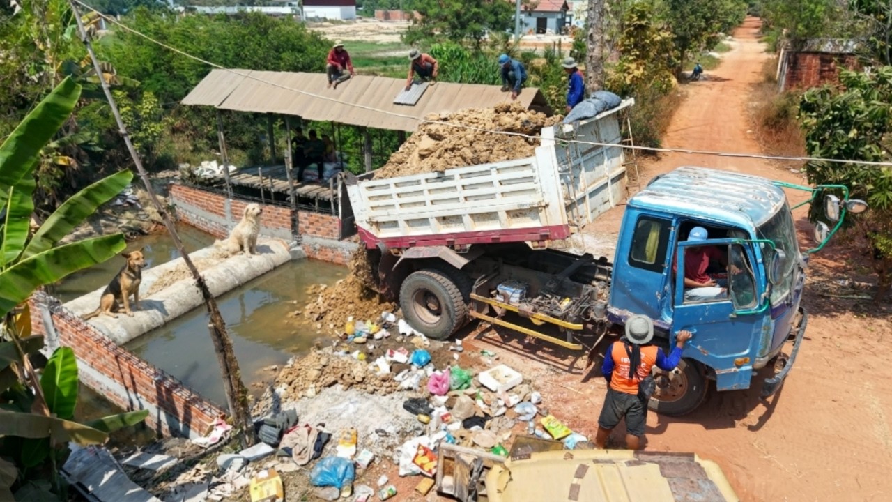 Wonderful Activity Construction Delete Twin System in The Box by Dozer Pushing, Dump Truck Unloading