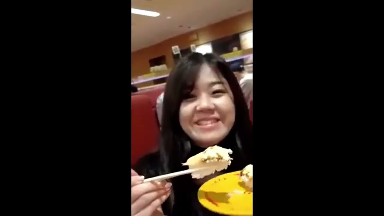 probando sushi en japón