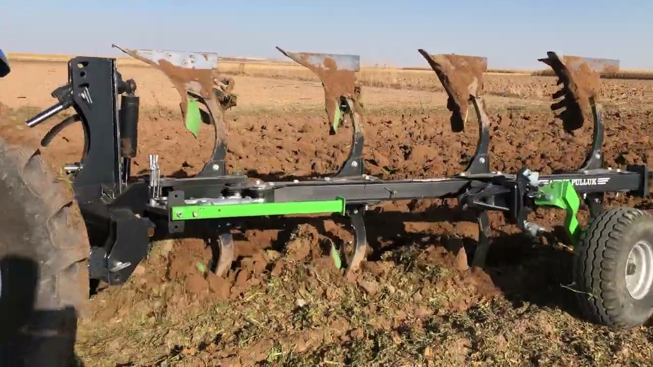 Newholland TD 100D ile 4' lü 14' lü dönerli Aydın pullukla tarla sürümü.