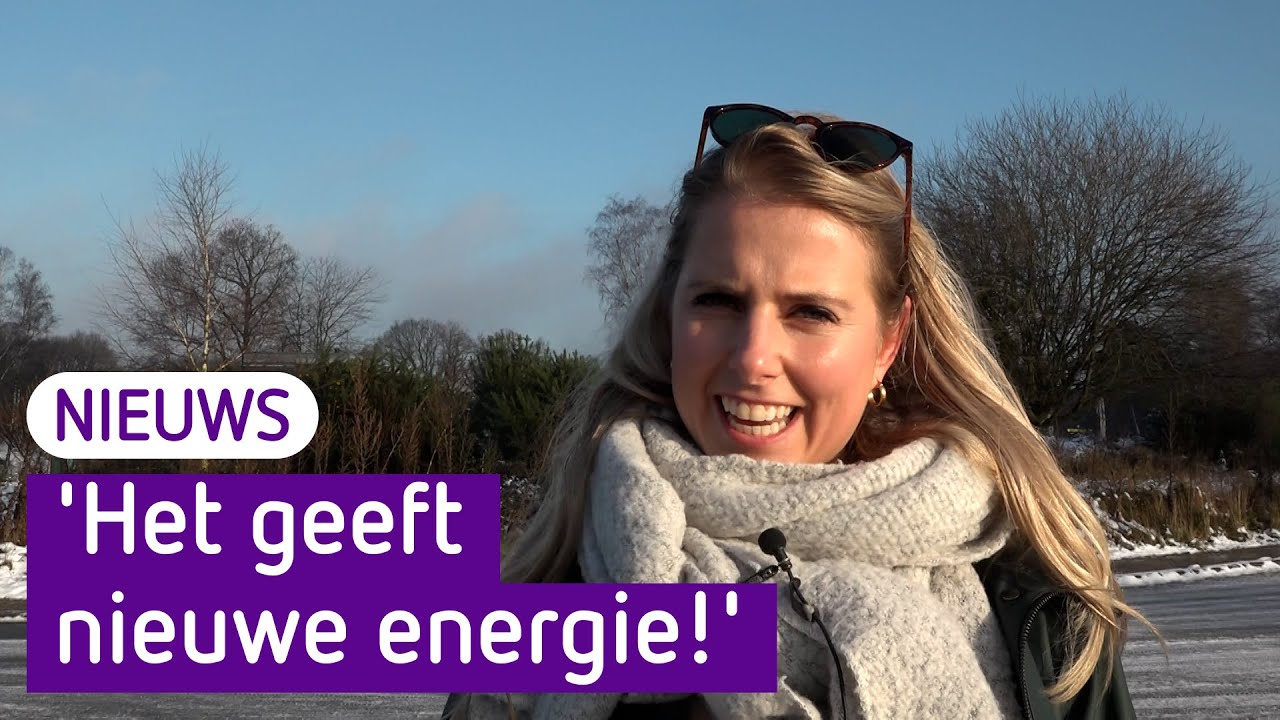 Mensen genieten van de sneeuw.