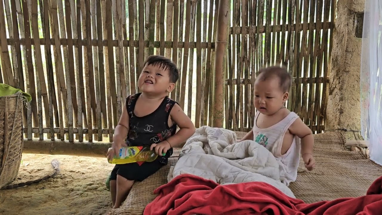 The mother was away from home,and the neighbor's children came to torment the two children at home