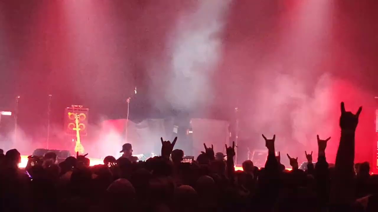 Alla Xul Elu brings out severed Twiztid heads @ Insane Clown Posse Hallowicked 2025! 