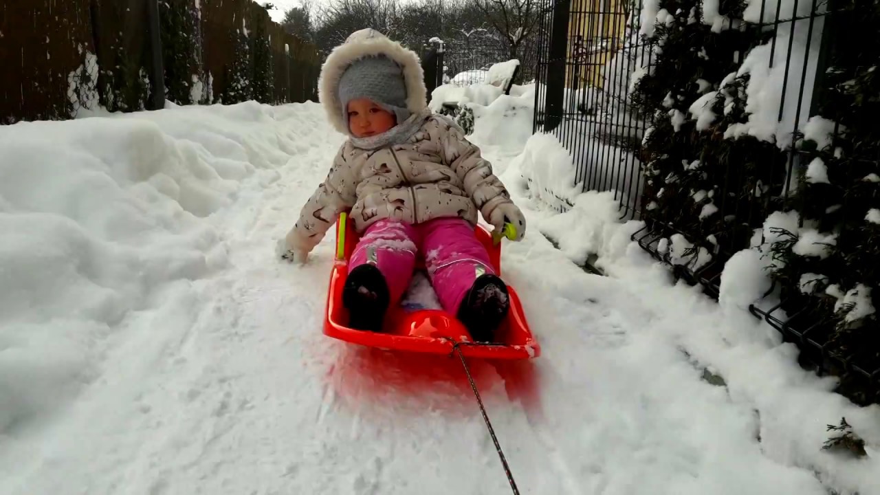 Dziecko na sankach. jeździmy i zjeżdżamy na sankach. Pierwsze sanki / Winter fun on sled HD