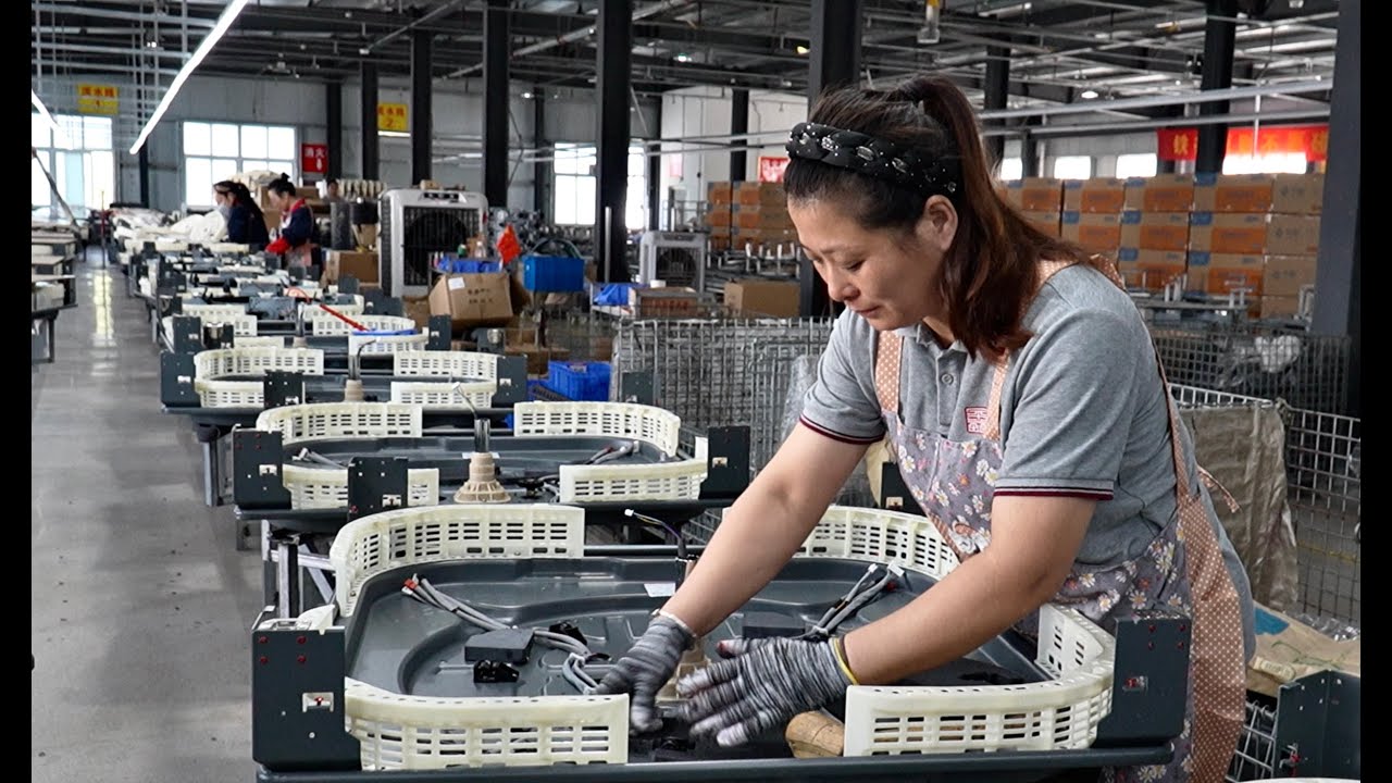 中國工人大量生產麻將機的過程