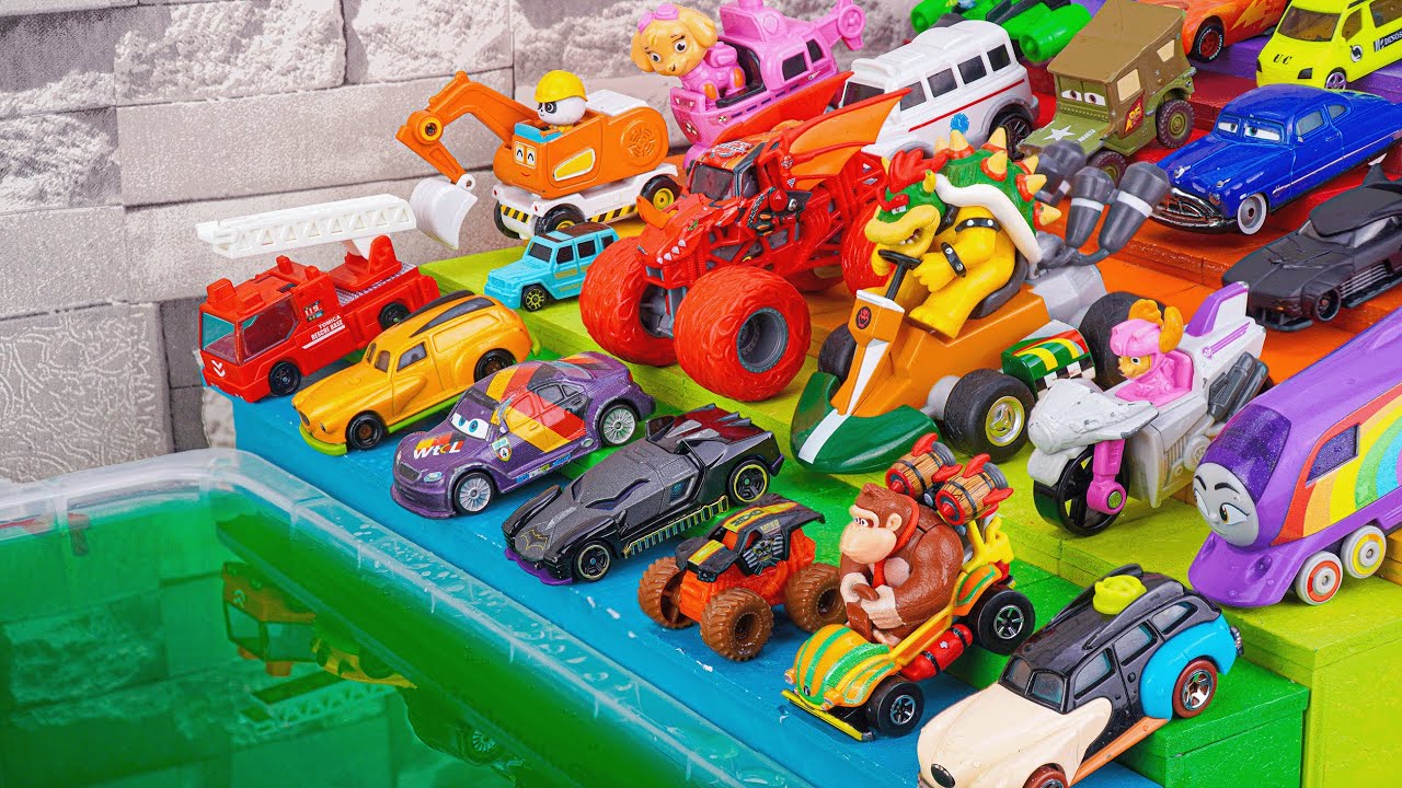 トミカ ☆ 可愛いトミカのミニカーをカラフルな坂で転がして遊ぶよ♪ Cute mini cars